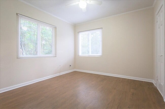 Building Photo - 211 Columbia Dr