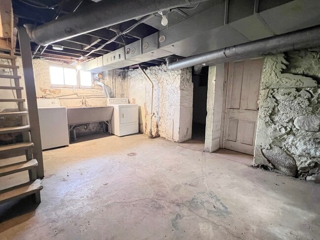 Building Photo - 721 Dean St