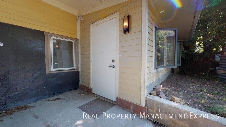 Building Photo - 2 Bedroom 1 Bathroom Apartment near August...