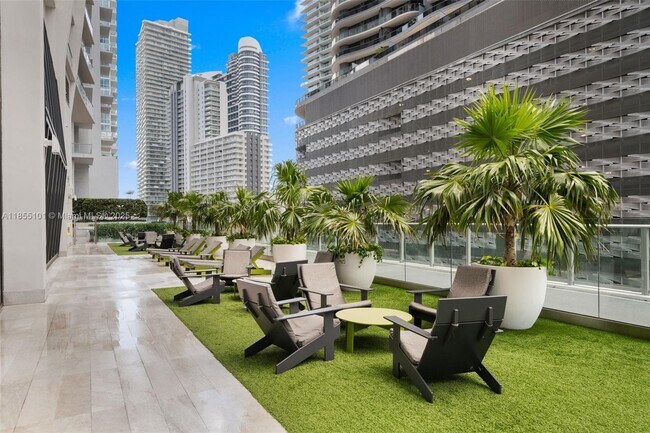 Building Photo - 1010 Brickell Ave