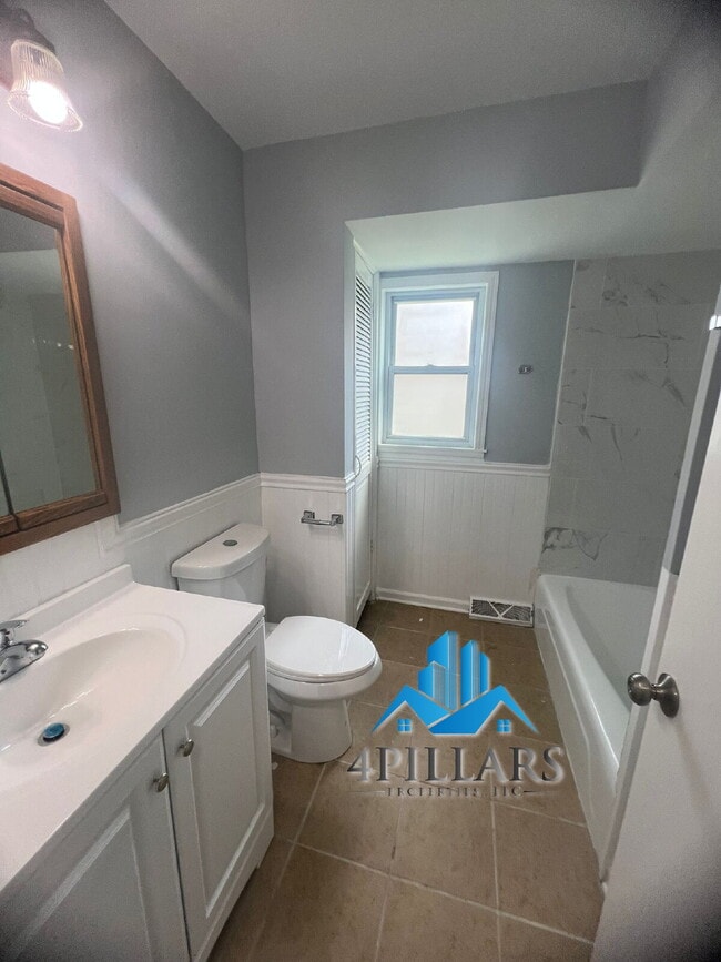 Building Photo - "Charming 2-Bedroom Gem with Finished Basement & Gleaming Hardwood Floors in Hammond!"