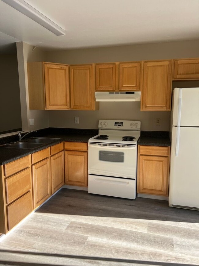 Building Photo - Updated 2BR/1BA 2 Story Townhome in Park Like setting in Santee