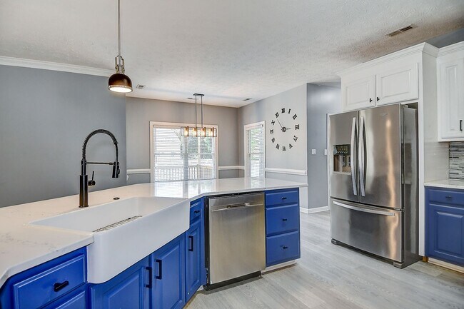 Building Photo - Tastefully Renovated Ranch in Hickory on q...