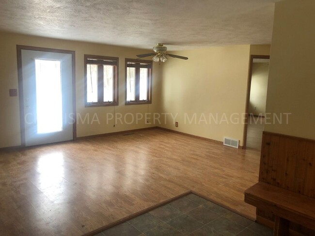 Building Photo - 4 BD, 2 BA HOUSE, HARDWOOD FLOORING THROUG...