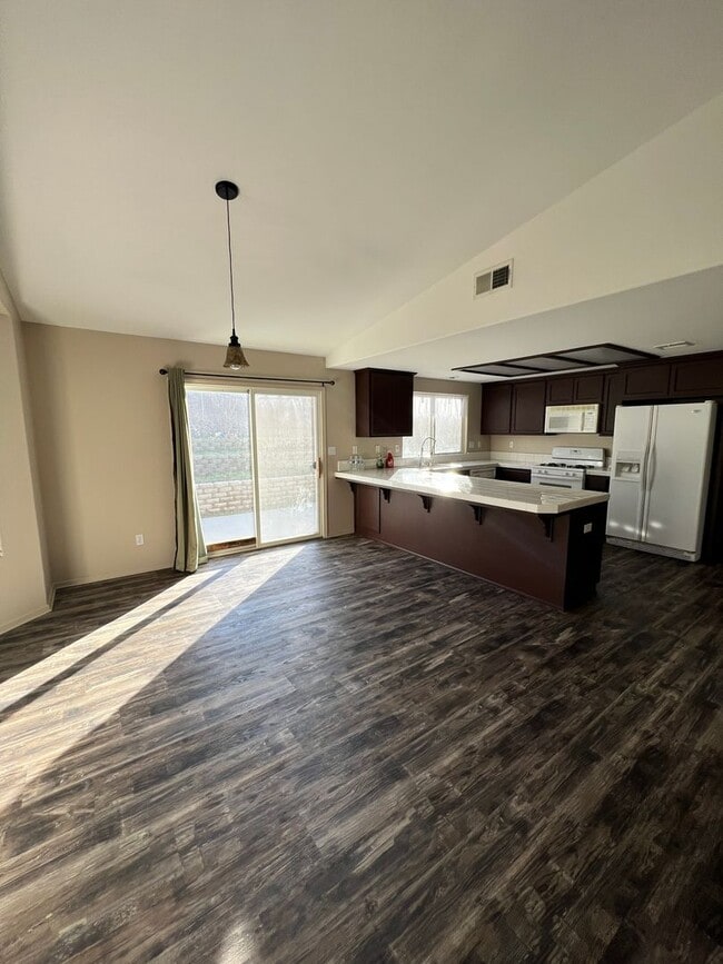 Building Photo - 412 Apple Way