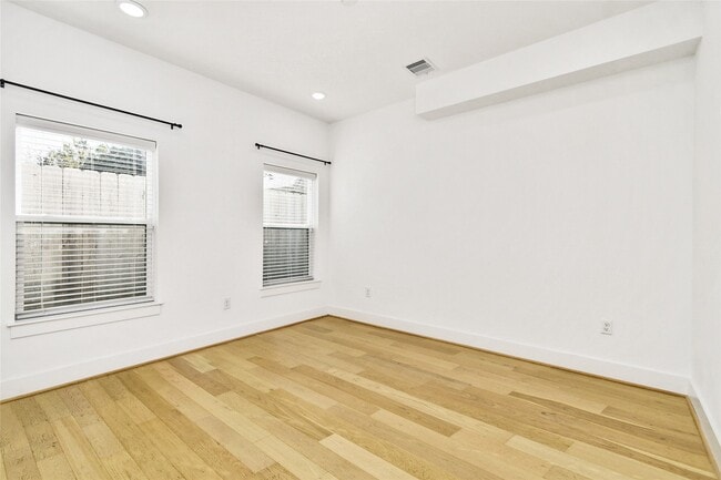 Building Photo - 208 N York St