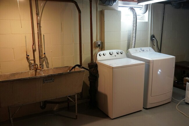 Building Photo - 1453 W Barnard Ave