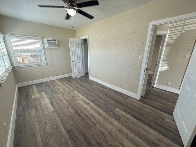 Building Photo - 3 bed 2 bath house with garage