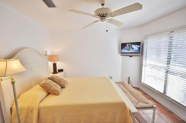 Building Photo - Fully furnished 2-Bedroom, 2-Bath Lakefron...