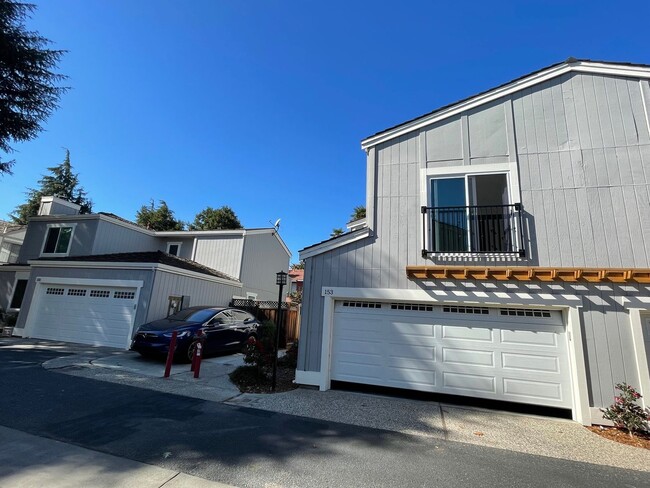 Building Photo - Gorgeous Mt. View townhome with garage, EV...