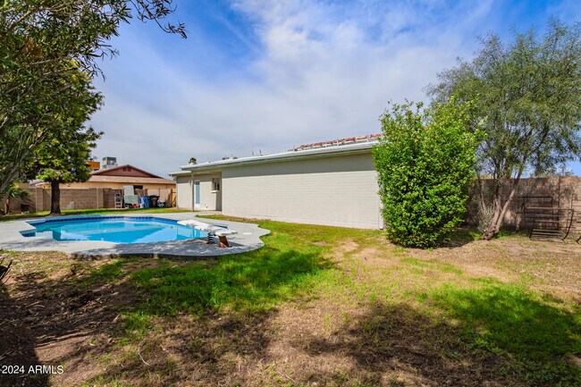 Building Photo - 3917 W Juniper Ave