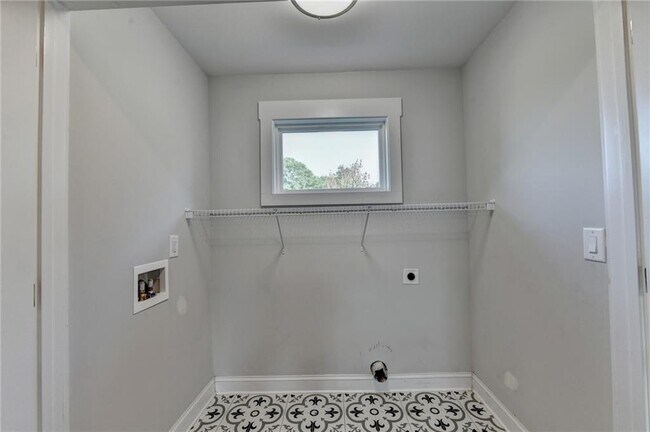 Building Photo - 45 Sudderth St
