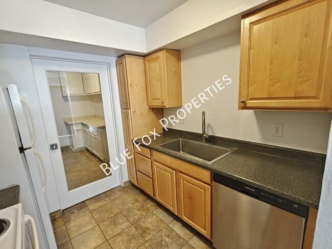 Building Photo - 880 E Peppergrass Ln