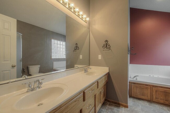 Building Photo - 612 NE Topaz Dr