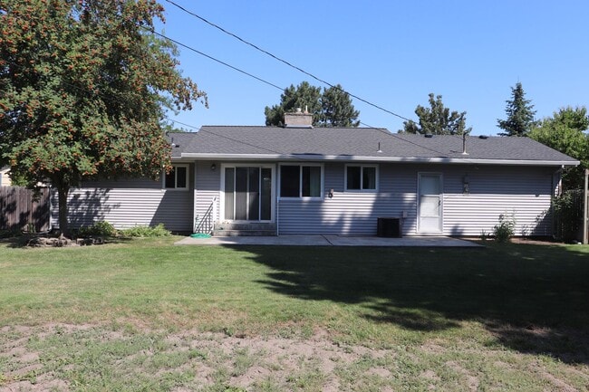 Building Photo - Single Level Living with attached garage