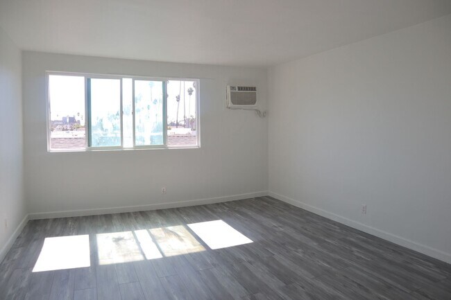 Building Photo - Bachelor Studio in Heart of Koreatown!
