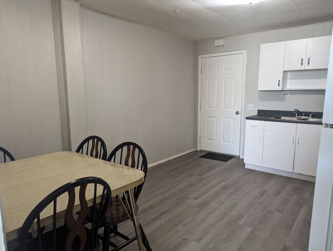 Building Photo - COMING SOON FURNISHED 2 BEDROOM UPSTAIRS A...