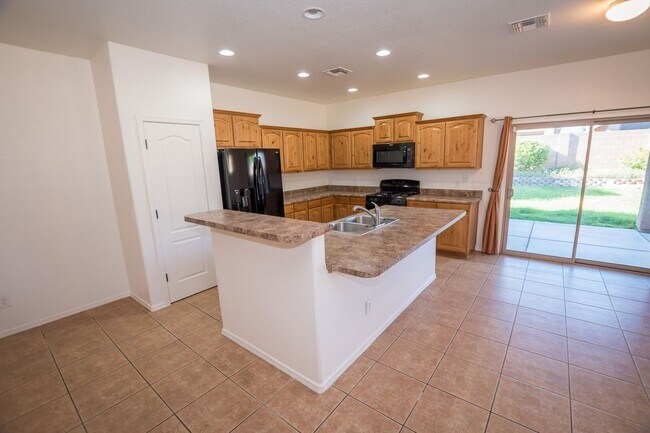 Building Photo - Charming 4 Bedroom, 3 Bath Home, with 2 Ca...