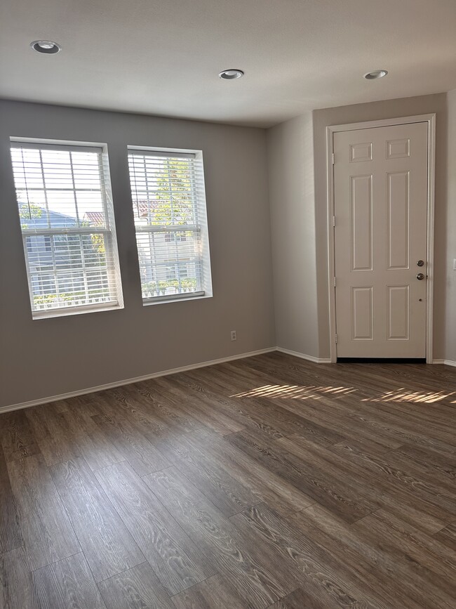 Building Photo - 27 Strawflower St