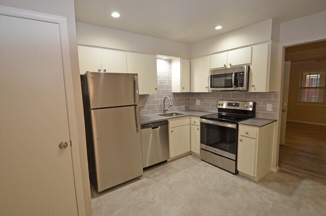 Building Photo - Tara Condos 2 Bed 1 Bath Apt NW 63rd & May...