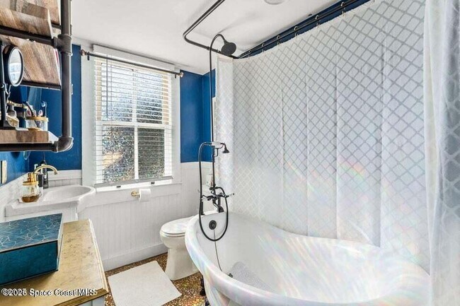 Building Photo - 1654 Highland Ave