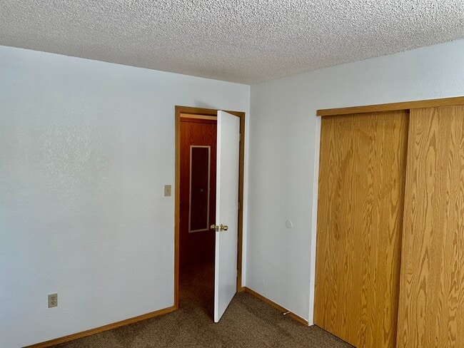 Building Photo - 1st Floor 2 Bedroom in a Gated Community!