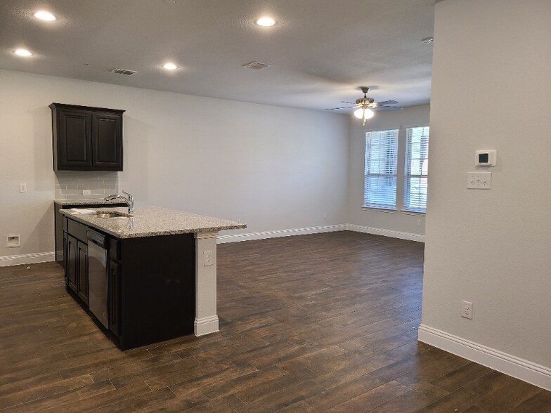 Building Photo - 6820 Meadow Crest Dr