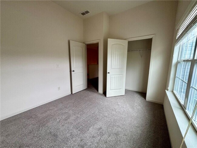 Building Photo - 613 Stonehurst Ln