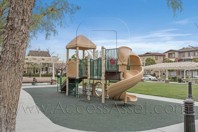 Building Photo - Beautiful 3 Bed/3.5 Bath Condo In Tustin!