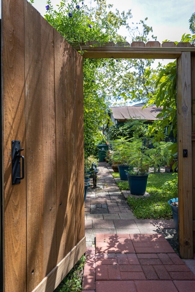 Building Photo - 1526 Lawson St