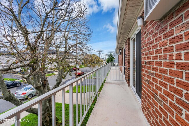 Building Photo - 114 3rd Ave