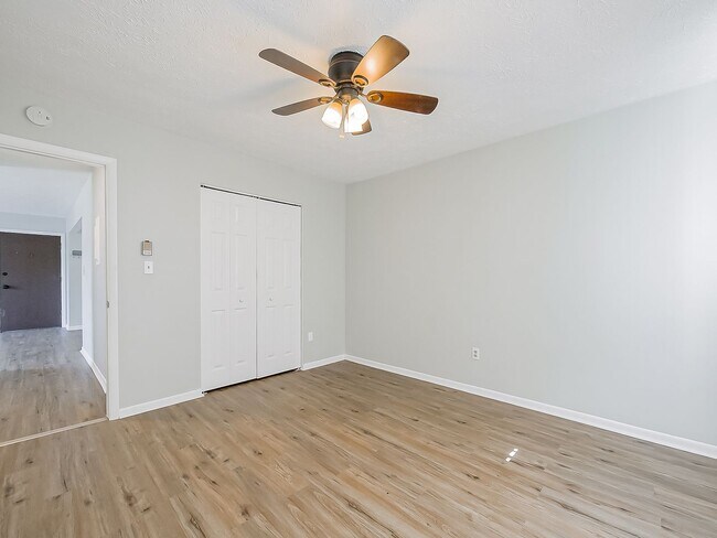 Building Photo - 125 E Van Riper Rd