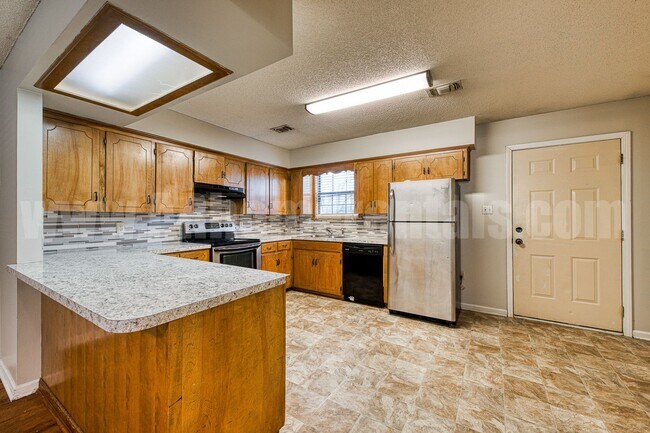 Building Photo - 114 S Mitchell St