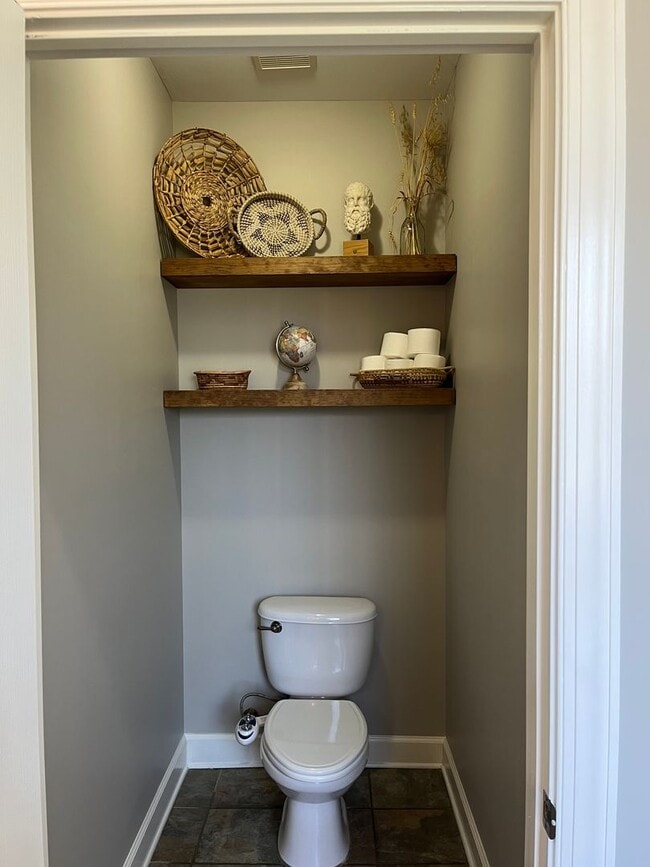 Building Photo - Beautiful 5 Bed 3 Bath Home! Fall 2026!