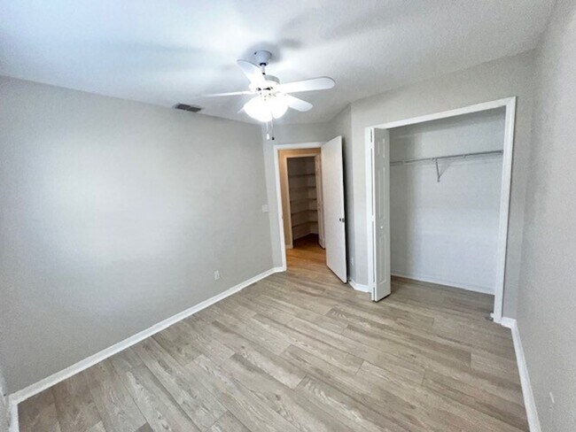 Building Photo - Welcome Home! Updated flooring & fresh interior paint! Move in OCTOBER! Beautiful 3X2 with attach...