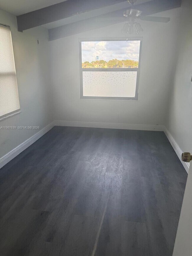 Building Photo - 516 Briarwood Cir