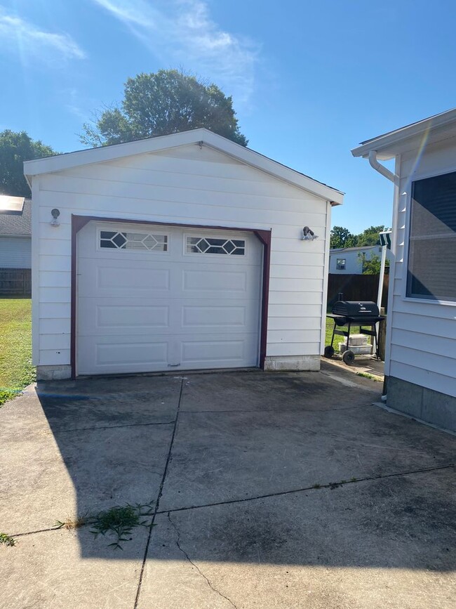 Building Photo - 3 Bedroom, 3.5 Bathroom In Downtown Perryv...