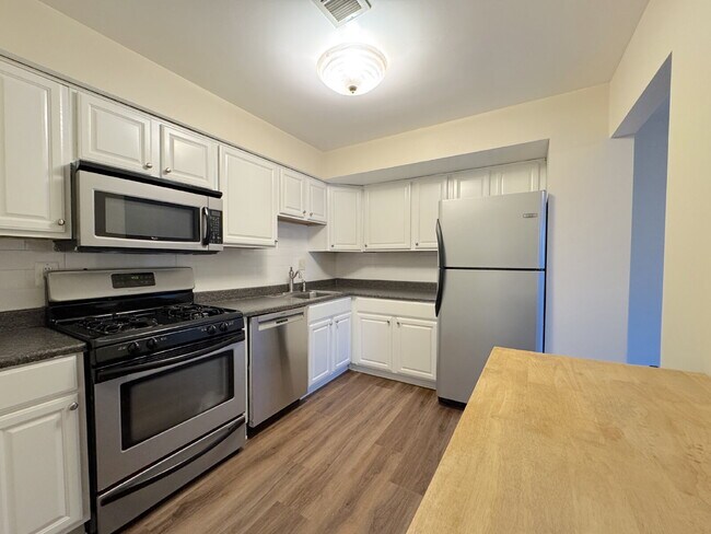 Building Photo - Charming Reston Townhome: Your Ideal Commuter's Haven