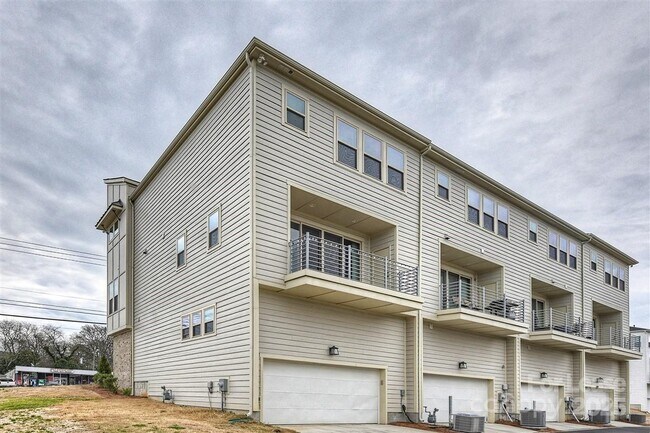 Building Photo - 2635 Statesville Ave