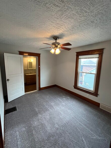 Building Photo - 430 N 25th St