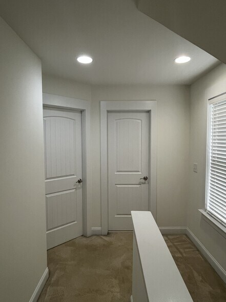 Building Photo - 527 Dubois Ct