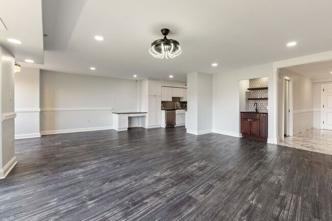 Building Photo - 1300 Crystal Dr