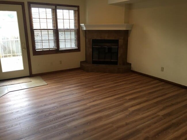 Building Photo - 3 x1.5 home off Lawrence Ave!