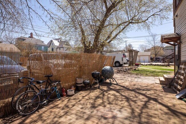 Building Photo - 2515 Lyndale Ave S