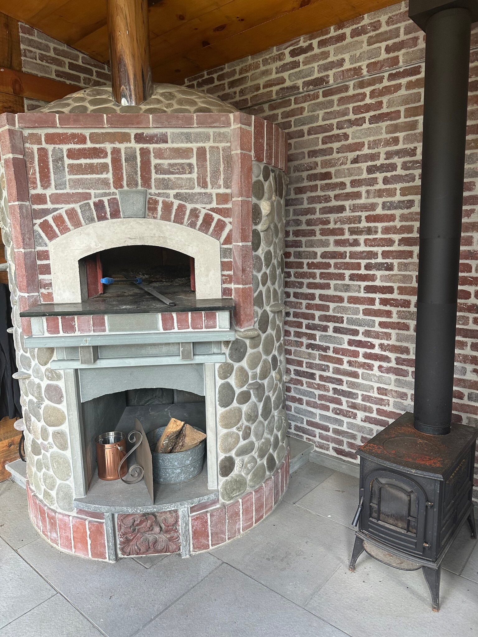 Separate cabin with pizza oven - 19 Union St