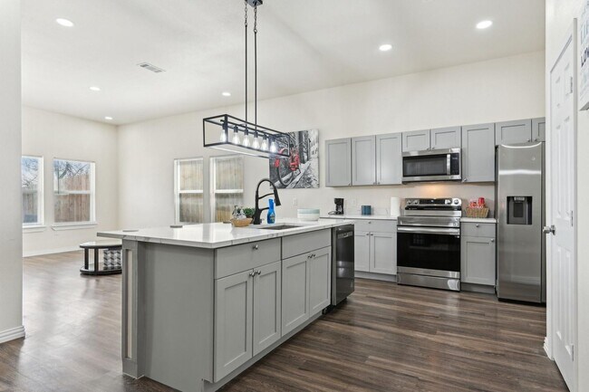 Building Photo - Spacious Custom New Build- 4 Bed 2 Bath Ho...