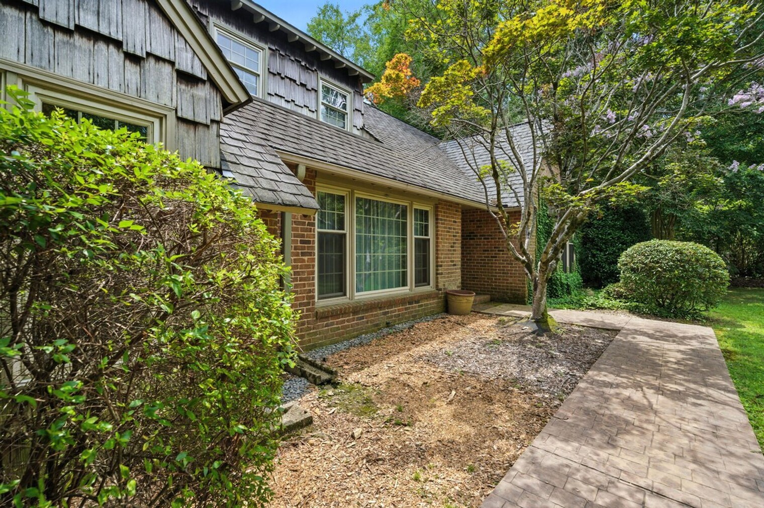 Building Photo - 1421 Lynn Rd