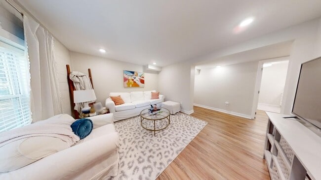 Building Photo - AVAILABLE NOW- SUBLEASE Short distance to Downtown Auburn--One of Kind Home on Sherwood Dr in Auburn