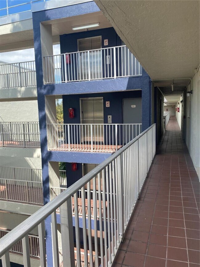 Building Photo - 10090 NW 80th Ct