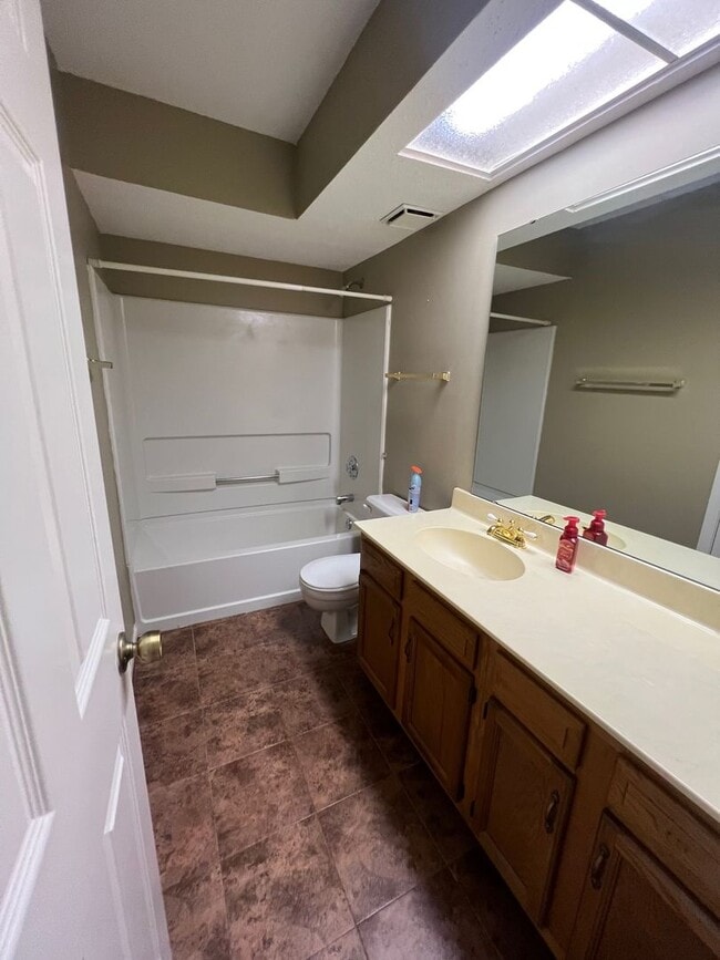 Building Photo - Private Charming Apartment!
